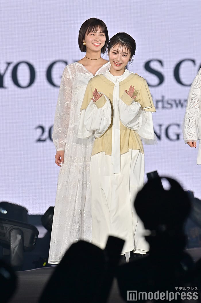 岡崎紗絵、浜辺美波 (C)モデルプレス