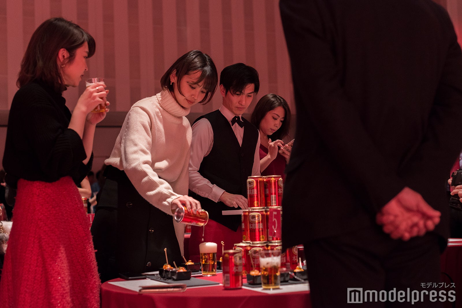 注ぎ方のレクチャーも（C）モデルプレス