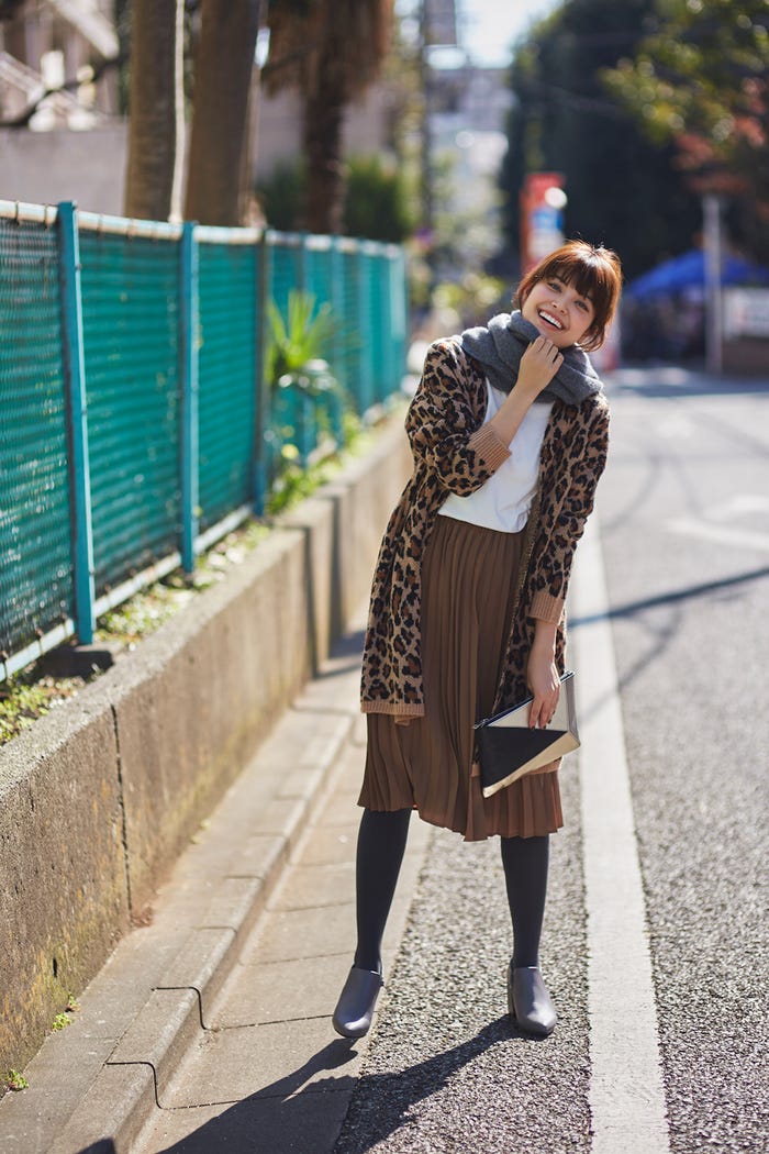 レオパードニットカーディガン¥2,490/GU ハイネックカットソー¥1,990/AZUL by moussy(バロックジャパンリミテッド) プリーツスカート¥1,990/GU ストール¥18,000/フェリーチェ・レガーロ(インターモード川辺) バッグ¥1,850/Stradivarius(ストラディバリウス・ジャパン カスタマーサービス) ブーティ¥11,000/TONAL タイツ/私物(C)TOPLOG