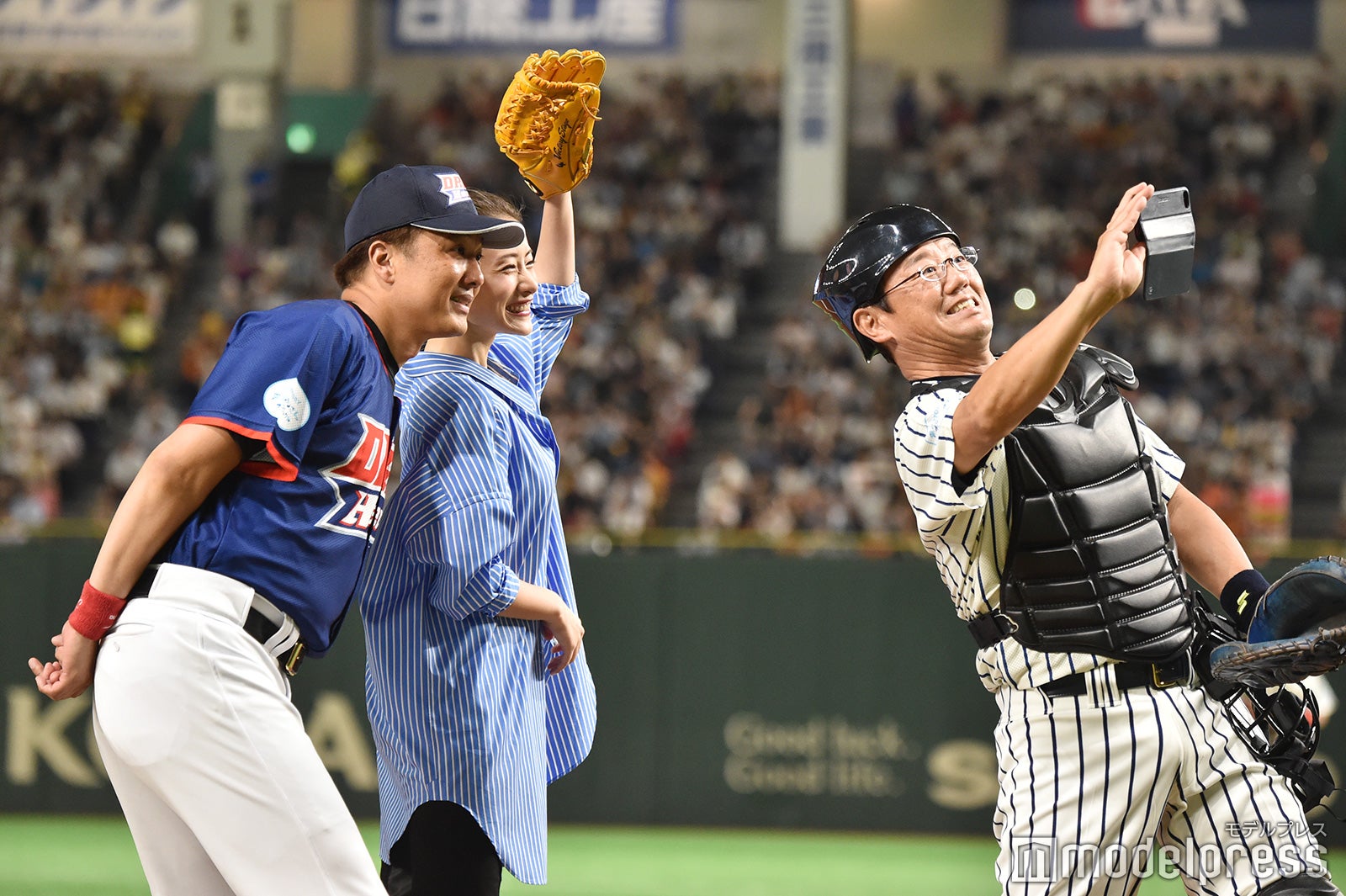 石原さとみ（中央）（C）モデルプレス