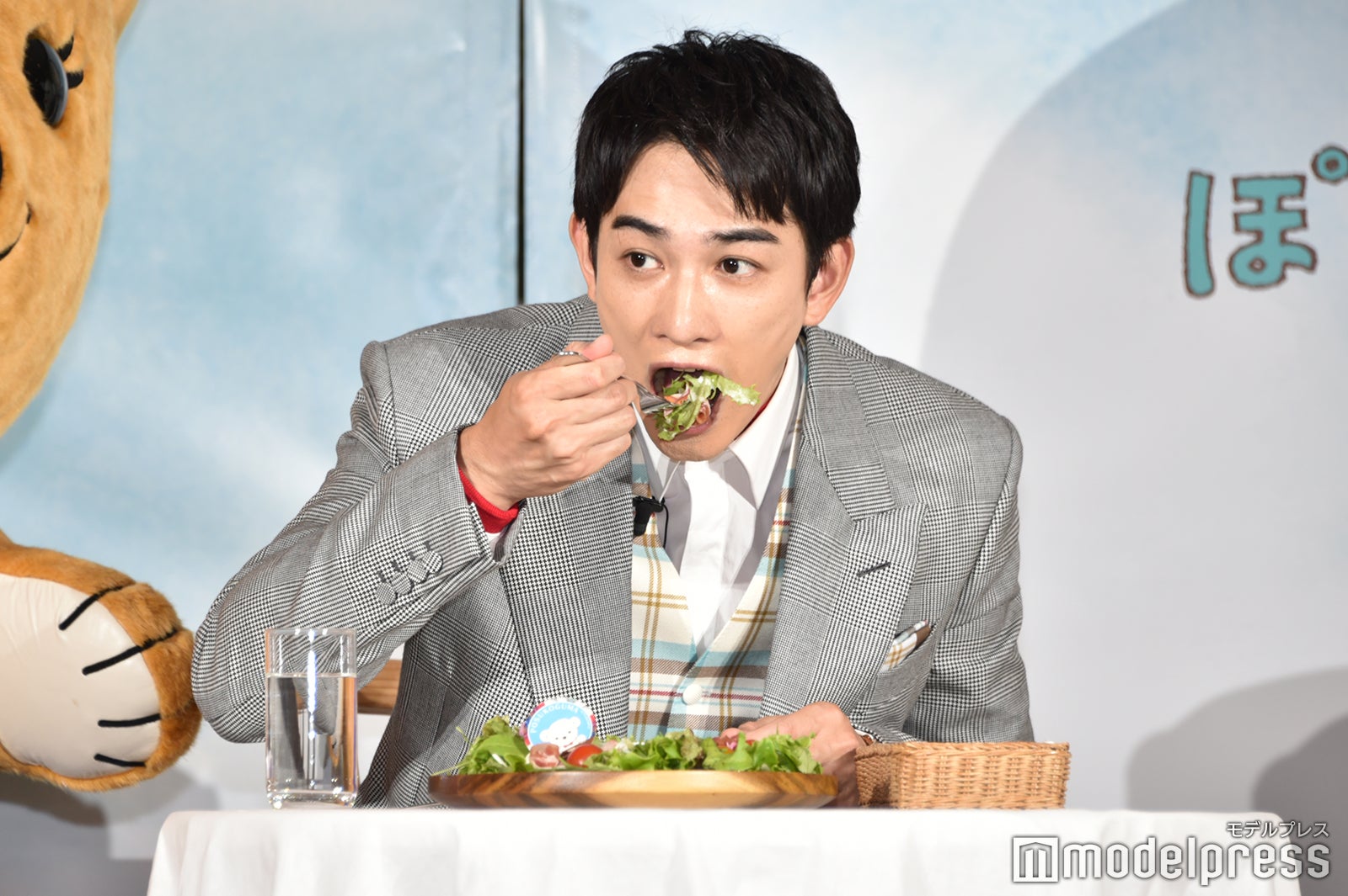ぽすくまに見守られながらサラダを頬張る町田啓太（C）モデルプレス