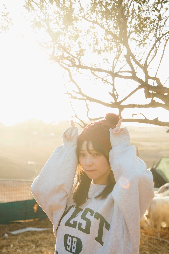 シチリア島アグリジェントの牧場での与田祐希/撮影:菊地泰久