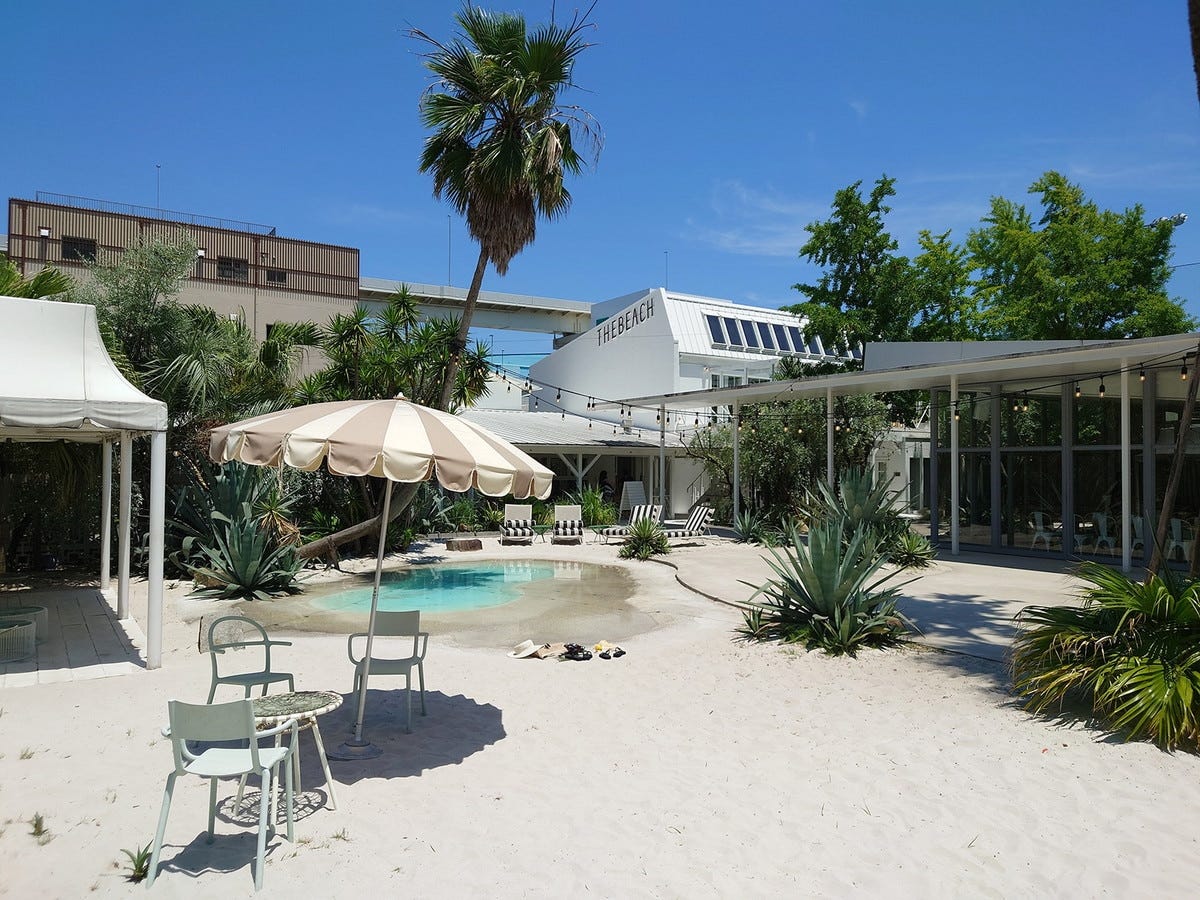 中庭にはアメリカ西海岸を彷彿させる、真っ白な砂浜のビーチが！