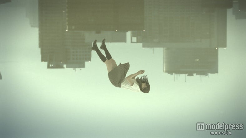 早見あかり／新CM「落ちる快感」篇より