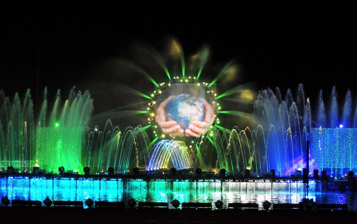 3つのプログラムのうちの「LOVE EARTH（地球への愛）」。会場を青い地球に見立て壮大なスケールの演出が見られます