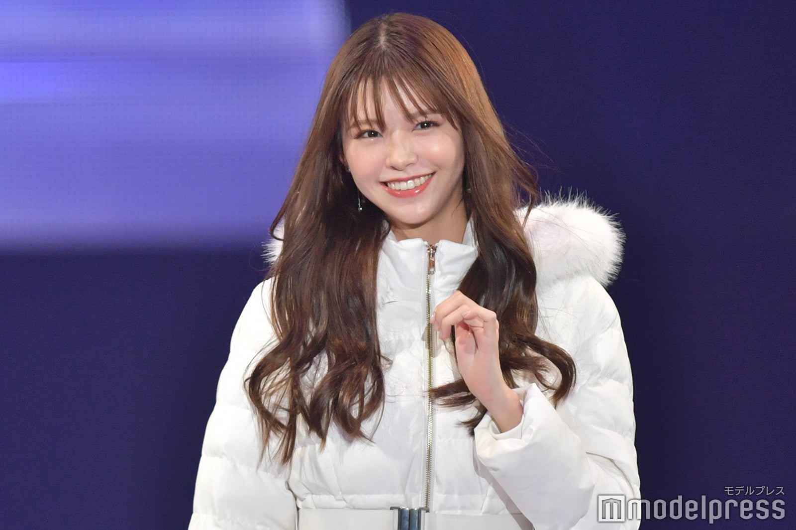 鈴木ゆうか、美脚輝くホワイトコーデ披露＜札幌コレクション 2023 A／W＞