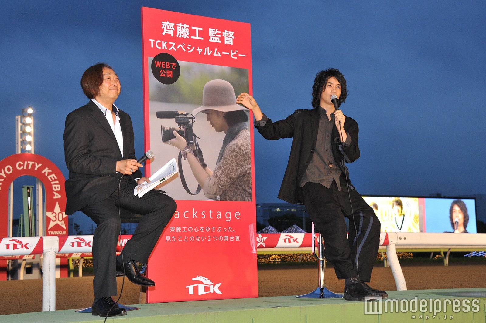 （右）斎藤工（C）モデルプレス