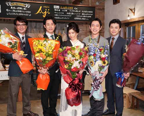 篠原涼子「ハケンの品格」笑顔でクランクアップ 初代メンバーで記念撮影も