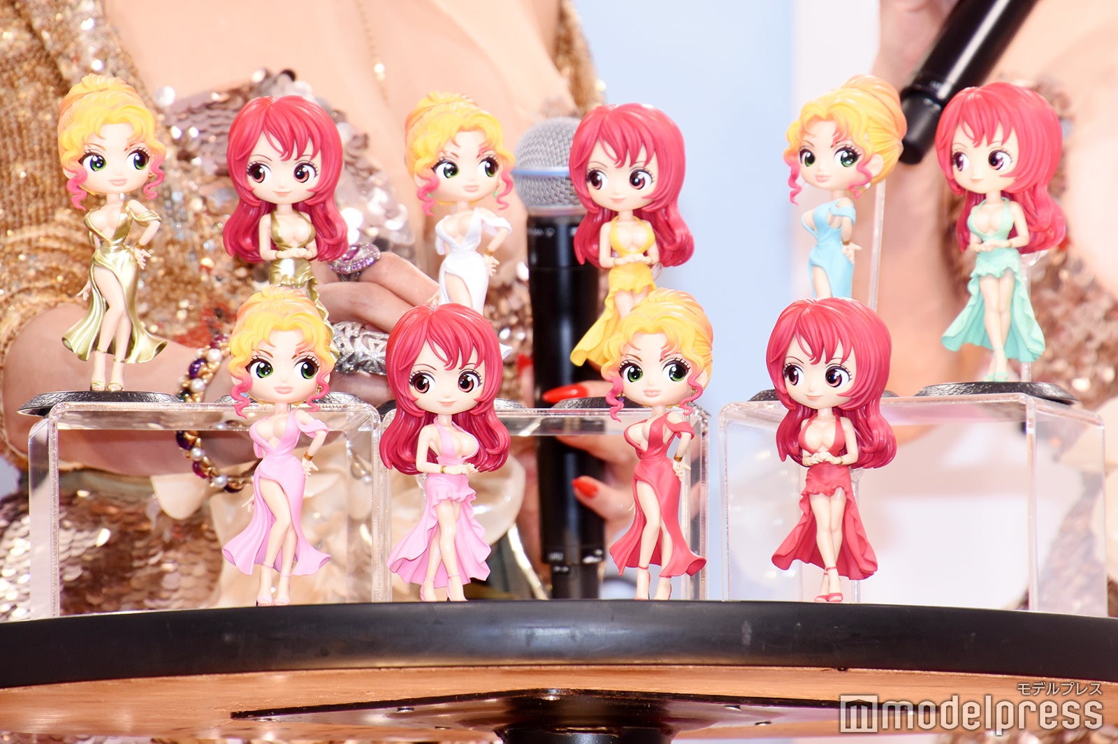 叶姉妹、自身のフィギュアで“バスト”完全再現 胸元SEXYなミニドレスで