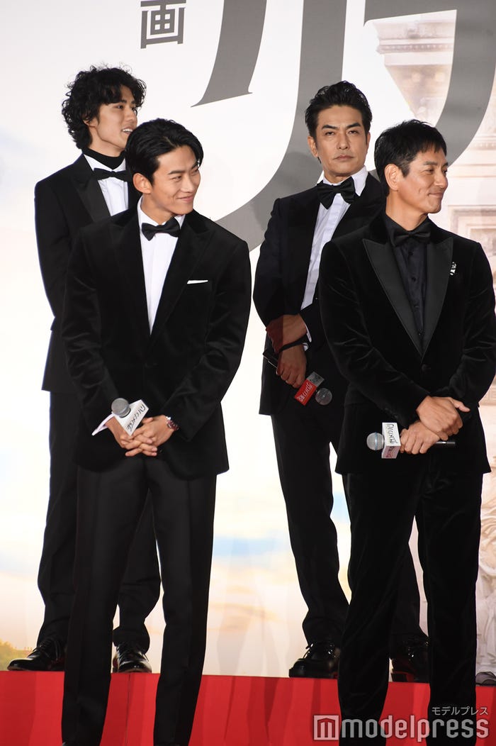 (後列左から)寛一郎、北村一輝(前列左から)オク・テギョン、沢村一樹(C)モデルプレス