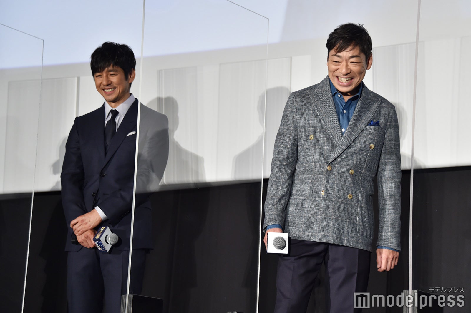 サプライズビデオメッセージに笑顔を見せる西島秀俊＆香川照之（C）モデルプレス