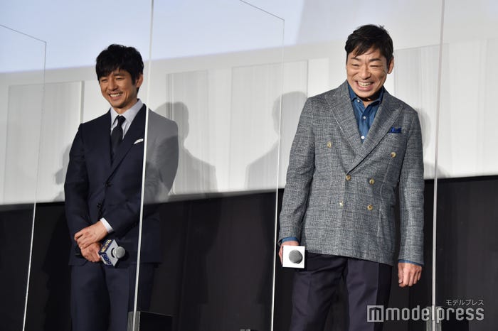 サプライズビデオメッセージに笑顔を見せる西島秀俊&香川照之(C)モデルプレス
