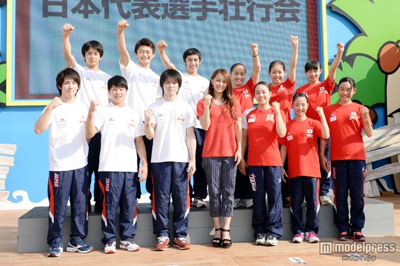 （前列左から）加藤凌平、野々村笙吾、内村航平、田中理恵、笹田夏実、寺本明日香、井上和佳奈、（後列左から）田中祐典、亀山耕平、白井健三、村上茉愛、美濃部ゆう、平岩優奈