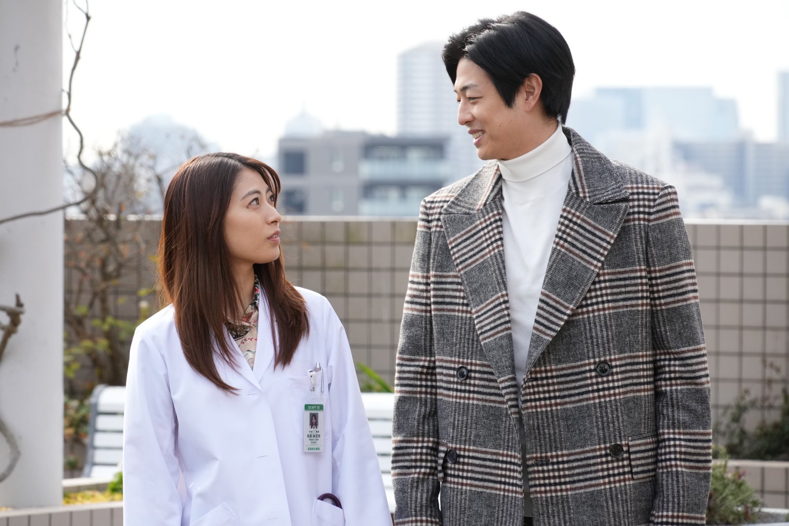 瀧本美織、時任勇気／「ドクターホワイト」第7話より（C）カンテレ