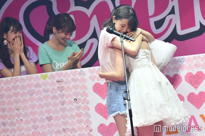 みよまな コンビの絆に涙 江野沢愛美 親友 三吉彩花の卒業で思いあふれる コメント全文 Seventeen 夏の学園祭17 モデルプレス みよまな コンビの絆に涙 江野沢愛美 親友 三吉彩花の卒業で思いあふれる コメント全文 Seventeen 夏の学園祭17 モデルプレス
