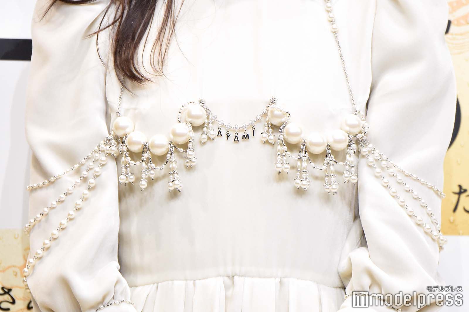 中条あやみ、ドレスの胸元にAYAMIの文字（C）モデルプレス