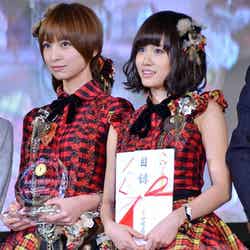 「FUN OF THE YEAR2011」授賞式に登場したAKB48篠田麻里子、前田敦子