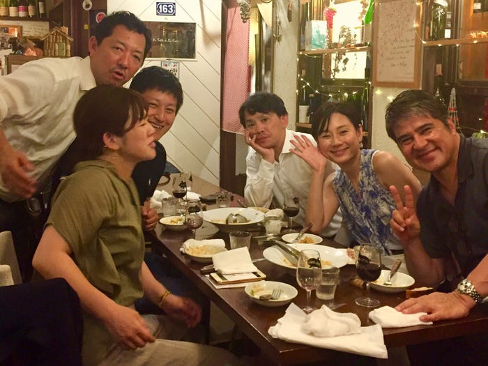 報道のみなさんと。永島優美アナのお父さんで、サッカー解説者の永島昭浩さんもいます。10年以上前から続く楽しい飲み先輩です(提供写真)