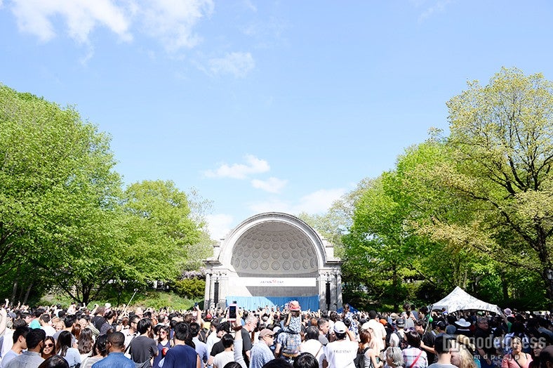 盛り上がる観客（C）AKS