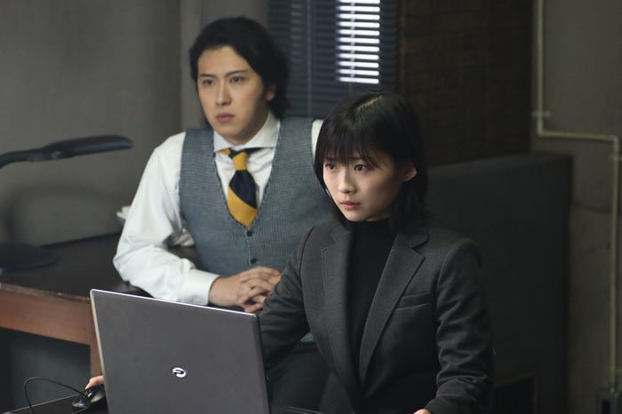 尾上松也、伊藤沙莉/「ミステリと言う勿れ」第1話より(C)田村由美/小学館 (C)フジテレビジョン