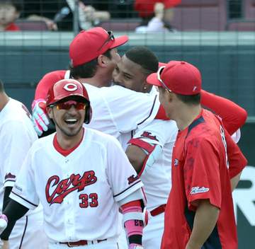 広島が5犠打にヘッスラ 高校野球ばりの気迫で阪神戦の連敗止める 新井監督「今日のプランとして」秘策が実る 劇弾のモンテロを抱きしめるシーンも