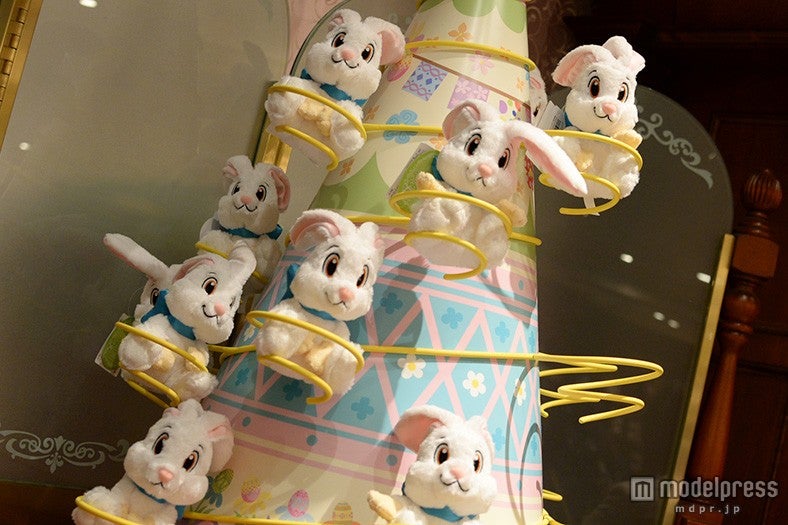 イースターバニーのぬいぐるみバッジ