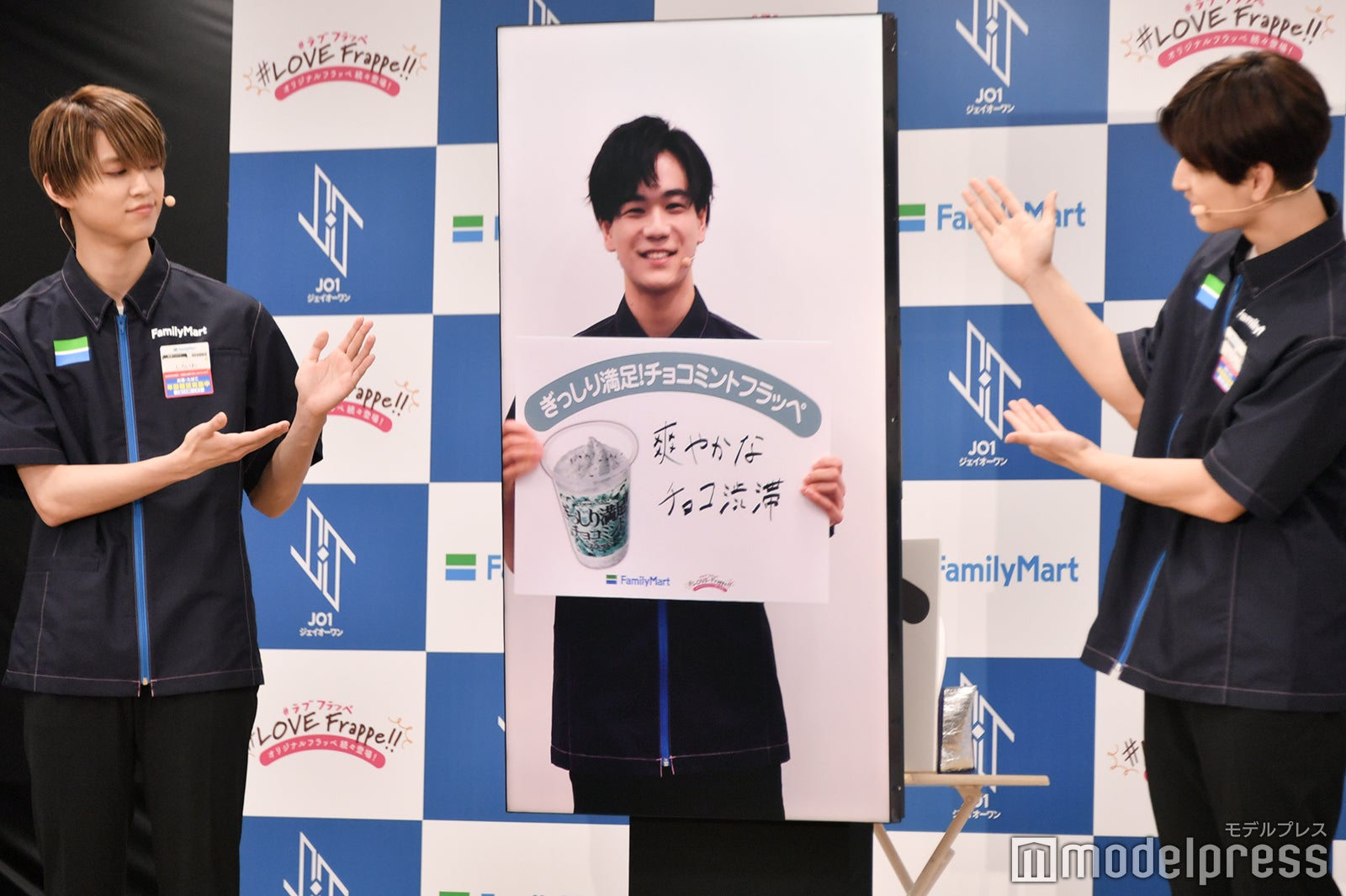 豆原一成（中央）のプレゼンを見守る白岩瑠姫、金城碧海（C）モデルプレス