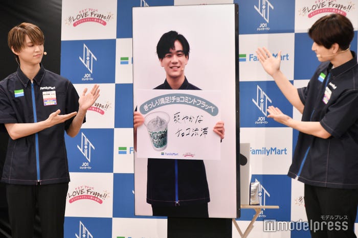 豆原一成(中央)のプレゼンを見守る白岩瑠姫、金城碧海(C)モデルプレス