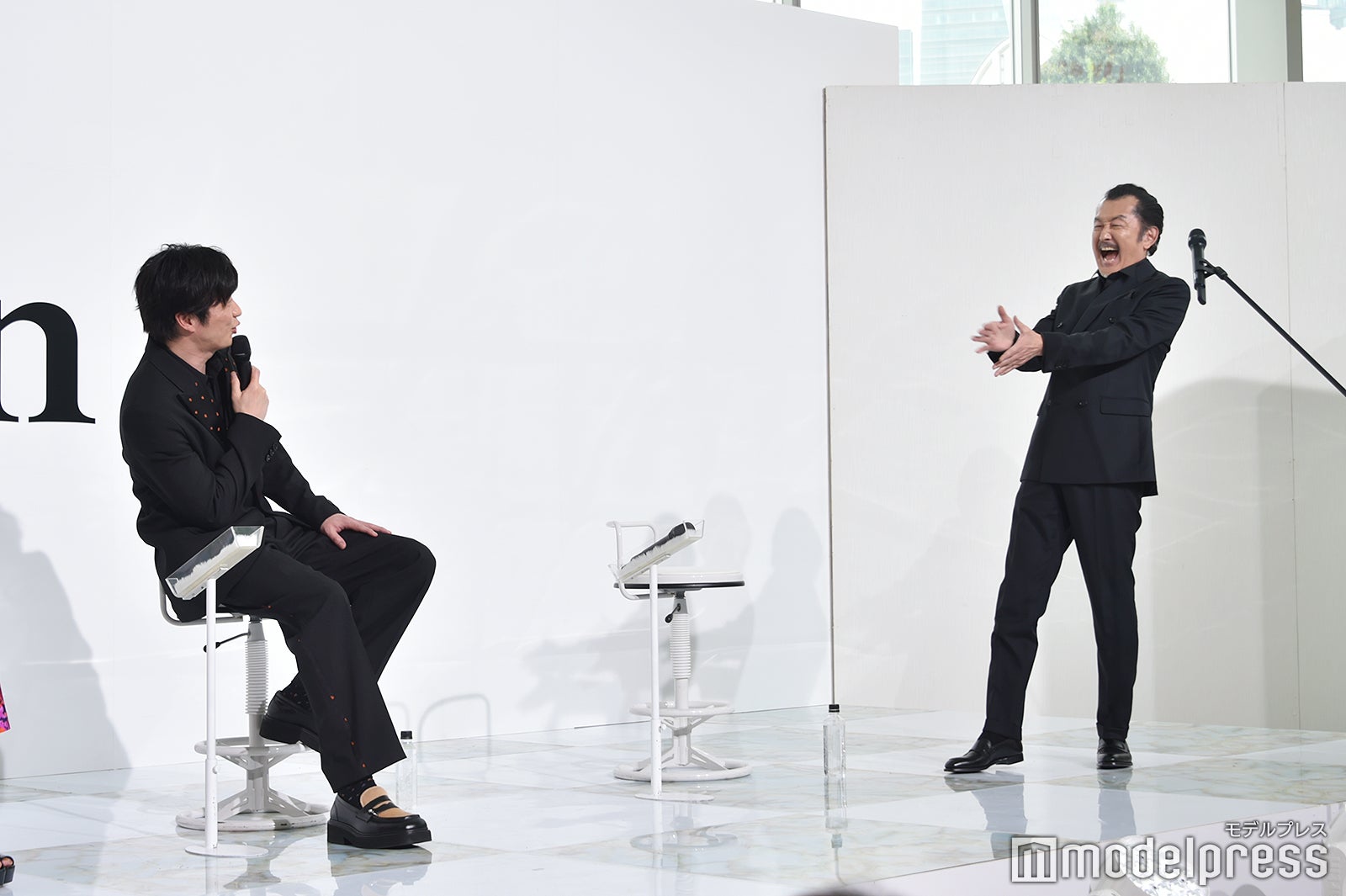 ハイテンションな田中圭を再現する吉田鋼太郎（C）モデルプレス
