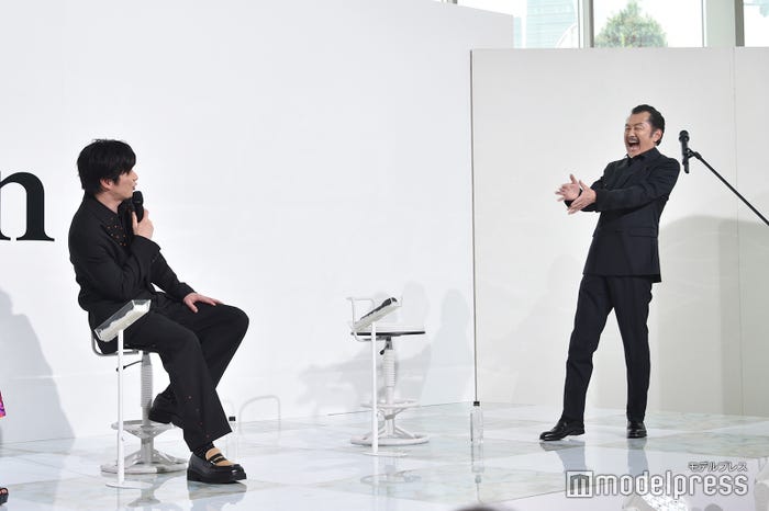 ハイテンションな田中圭を再現する吉田鋼太郎(C)モデルプレス