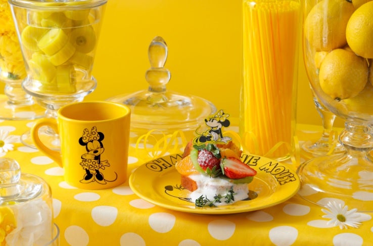 フルーツたっぷりサンドウィッチ　単品：990円/プレート付：2,790円（C）Disney