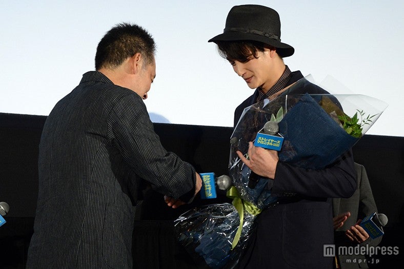 （左から）瀬々敬久監督、岡田将生