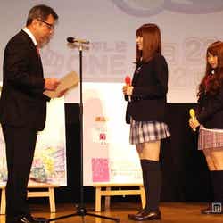 松山市副市長から任命書を受け取る菊地あやか、名取稚菜