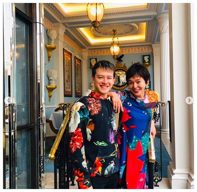 大竹しのぶ、留学中・ウエンツ瑛士との2ショット公開「とても男らしくなって」