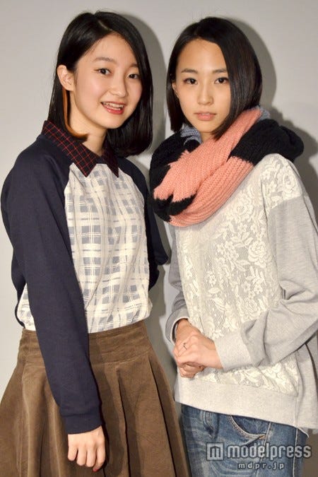 梅村奈央さん(左)と三戸芹香さん(右)