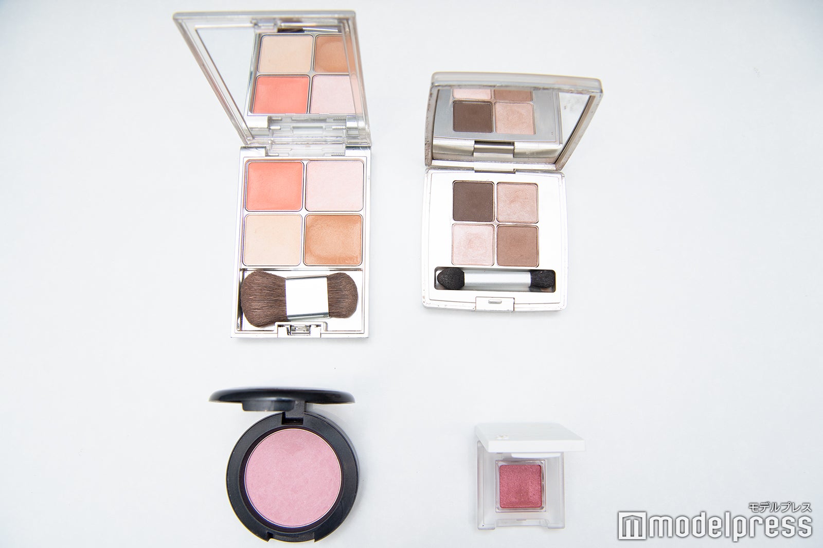 堤礼実アナウンサーのポーチの中身は？（C）モデルプレス