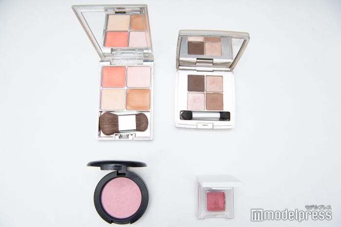 堤礼実アナウンサーのポーチの中身は?(C)モデルプレス