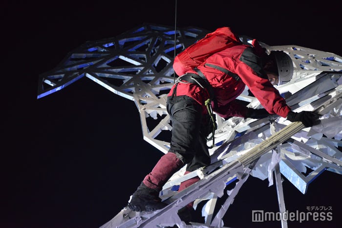 山を登る正門良規(C)モデルプレス