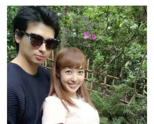 妊娠6ヶ月の川崎希&アレク夫妻 “セルフマタニティーフォト”公開