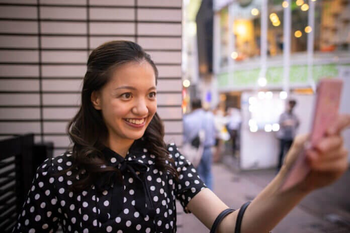 男性の前で態度を変える