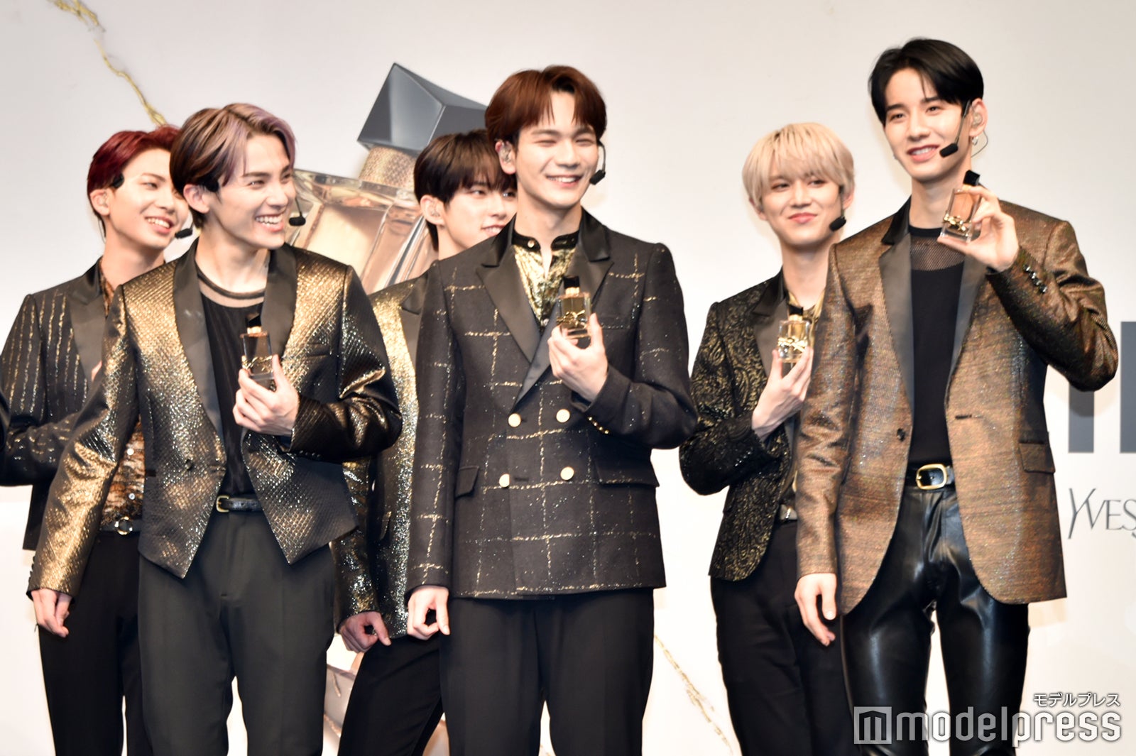 佐藤景瑚の発言に笑うメンバー （C）モデルプレス