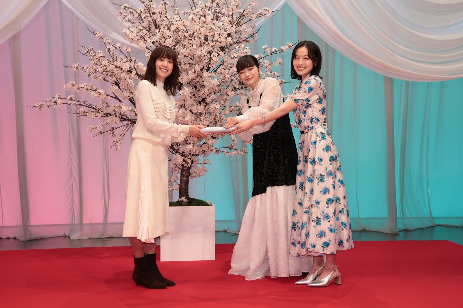 NHK連続テレビ小説「風、薫る」見上愛＆上坂樹里から「ブラッサム」石橋静河へバトンタッチ ドラマゆかりの品をプレゼント交換