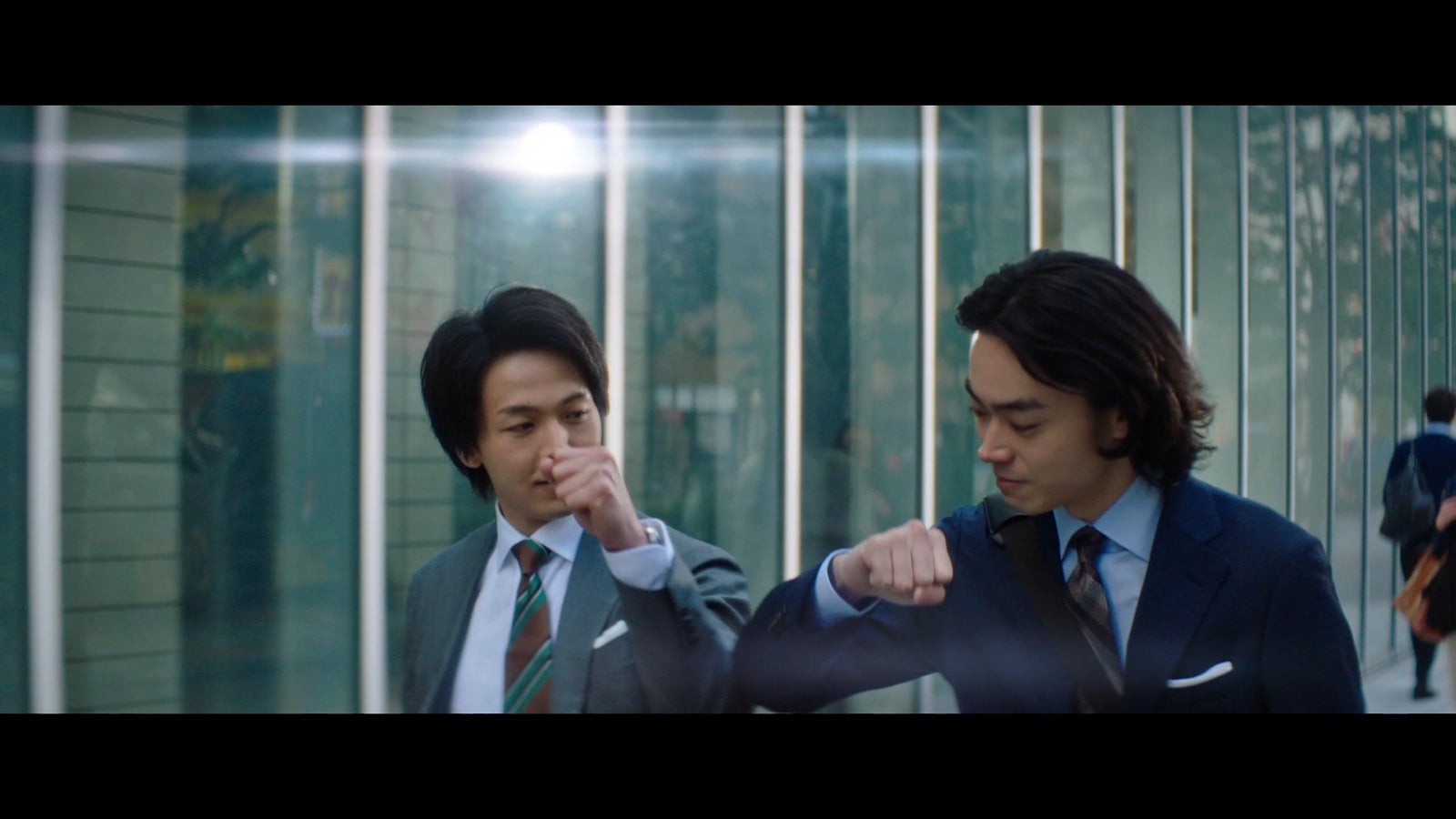 菅田将暉＆中村倫也、息ぴったりにオンライン飲み 共演CM続編