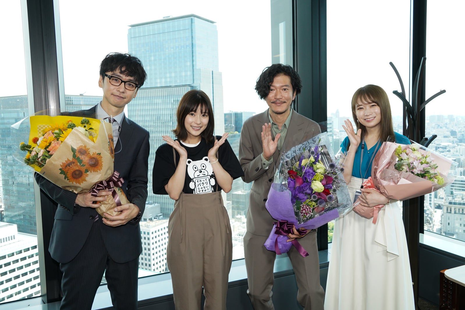 （左から）橋本淳、芳根京子、田辺誠一、秋元真夏（C）奥乃桜子／集英社・NTV