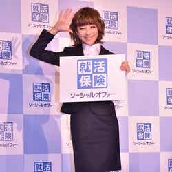 初のリクルート姿を見せた鈴木奈々