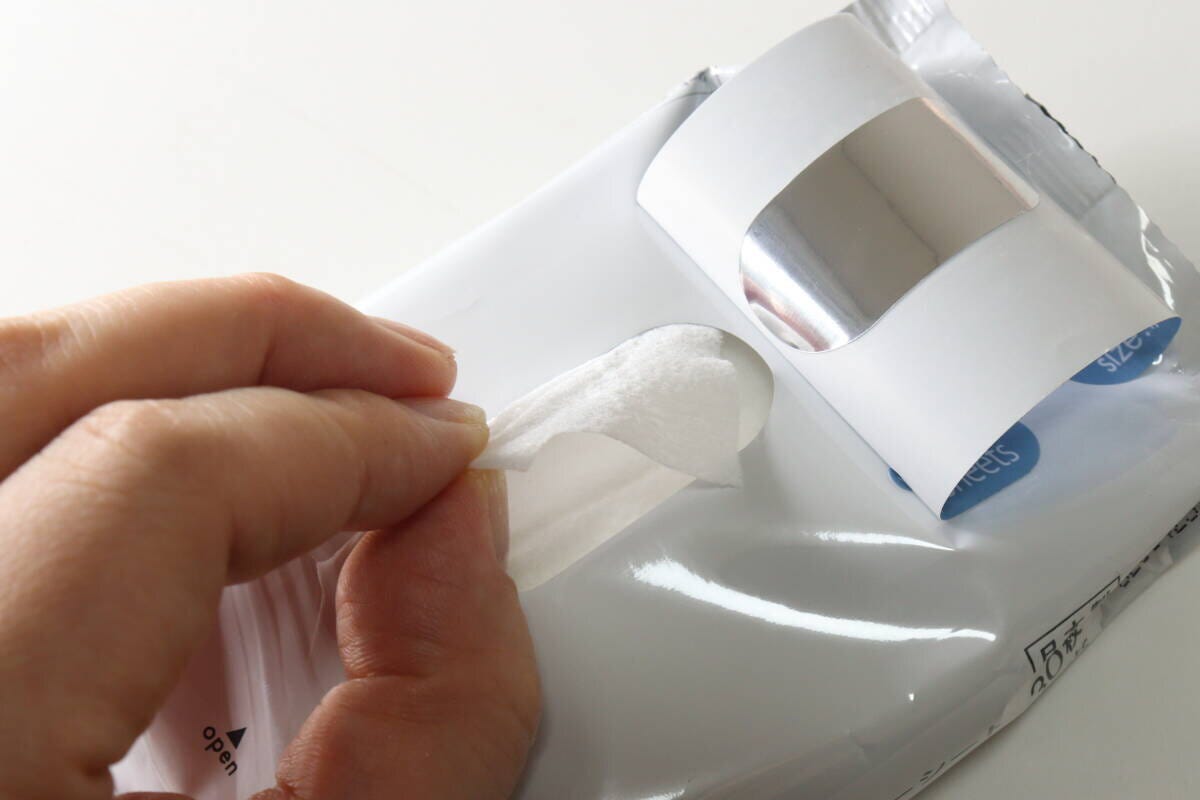ダイソー　＆．メイクブラシクリーナーシート（30枚）　取り出し