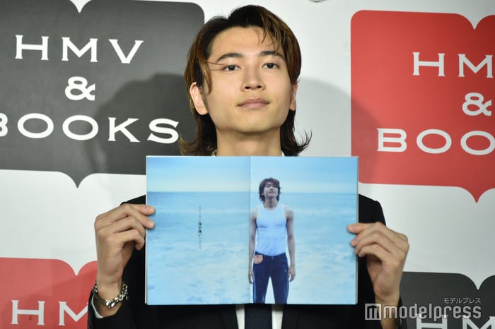 ドヤ顔でお気に入りのページを見せる庄司浩平(C)モデルプレス