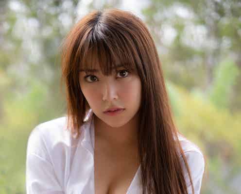 NMB48白間美瑠、谷間くっきり美バスト SEXYな白シャツ姿を披露