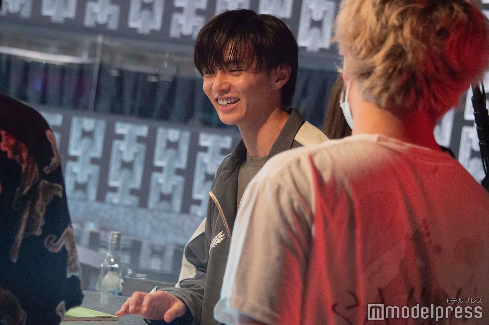 スタッフ陣と話す佐藤大樹（C）モデルプレス