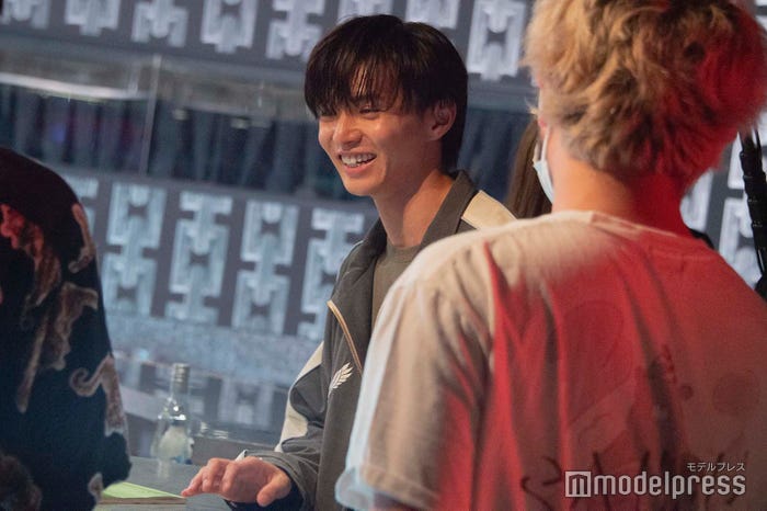 スタッフ陣と話す佐藤大樹(C)モデルプレス